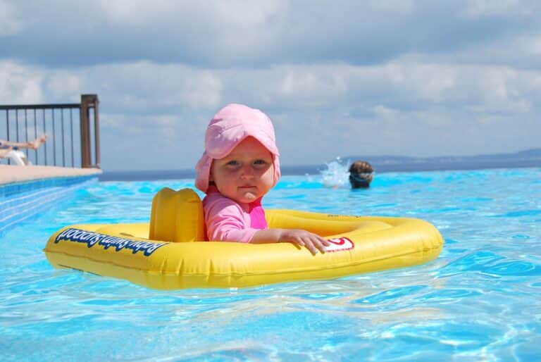 À partir de quel âge peut-on emmener son bébé à la piscine ?