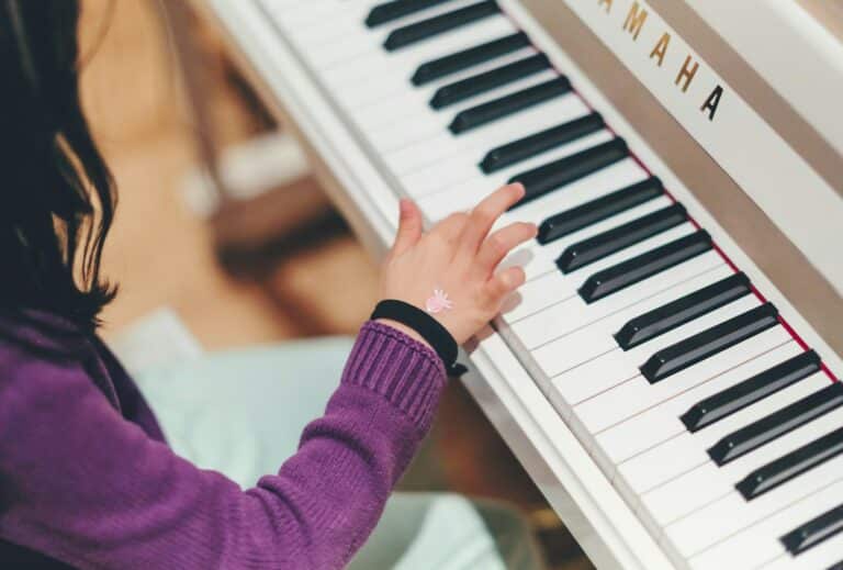 Un enfant jouant du piano