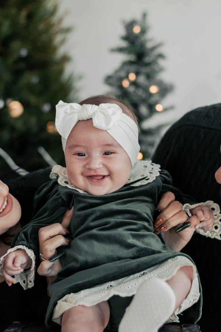 Un joli petit bébé qui tient sa tête