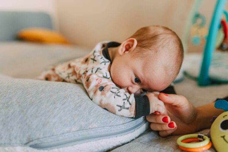 Bébé cherche à se retourner