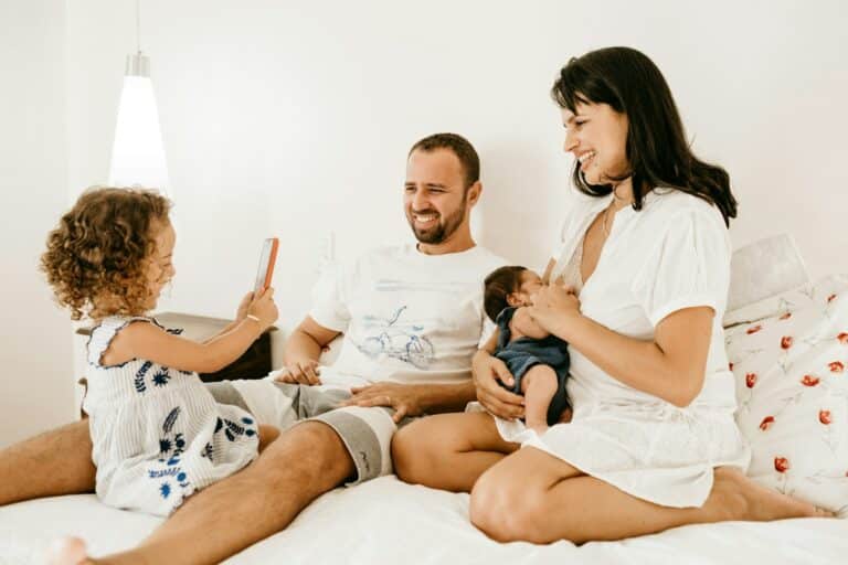 Une famille avec deux enfants face à la rentrée 2025