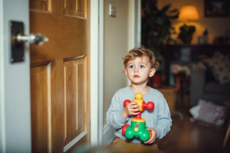 À quel âge un enfant peut-il rester seul à la maison ? Ce que dit la loi
