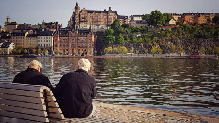 Deux hommes sur un banc
